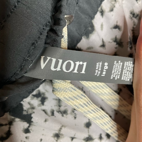 Vuori Clementine Shorts in Gray Shibori Print Size Large - Picture 4 of 5